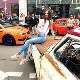 Девушка в АвтоВазе