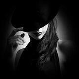 الأسود يليقُ بي..🖤!