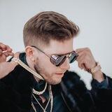 Damon White - музыкант.