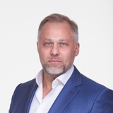 Олег Комаров