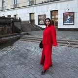 Дама в здании. Еда и культура