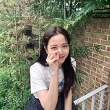 › ┈─ SPARKLING GREEN — carrying a considerable red handbag with magnificent bouquet ׅ 𝆭 ㅤ