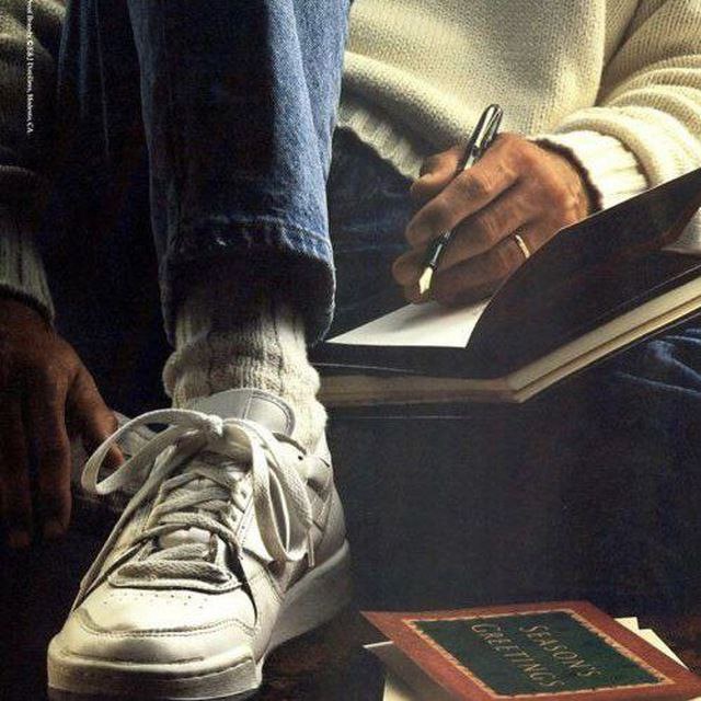 E. 📖