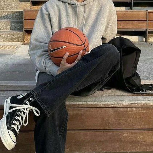 𐂡. A young man full of charm.