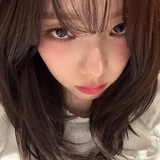 👧🏻💋