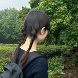 ✆ 年轻女子。