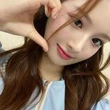 >_<